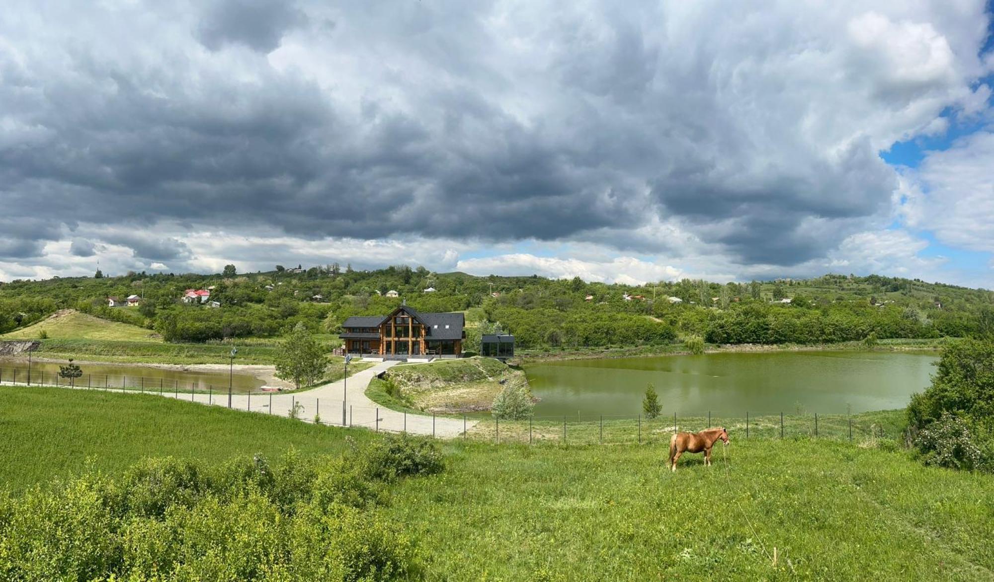 Hotel Mountain Lake Jbs Focşani Exteriér fotografie