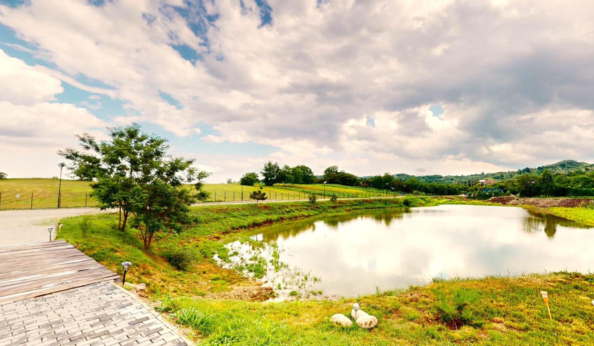 Hotel Mountain Lake Jbs Focşani Exteriér fotografie